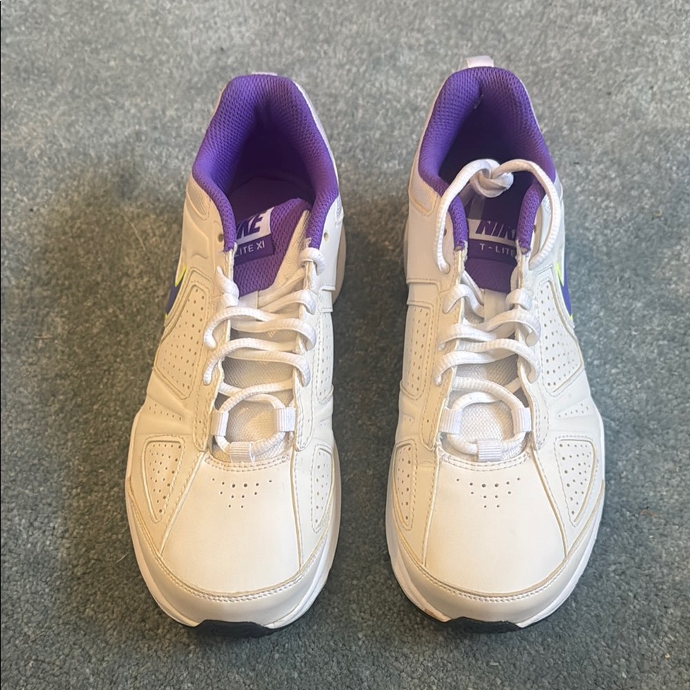 Nike T Lite XL White and Purple Women’s Athletic Shoes w Rubber Sole size 7.5